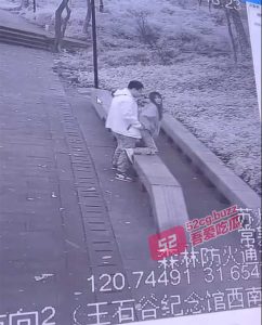 【最新版】苏州常熟王石谷纪念馆 森林防火指挥中心监控遭直播围观解说  男女野外7分钟完整不雅视频