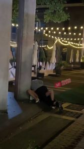 南京市玄武1912酒吧街路边喝多了搞起来了 主打一个吸引眼球