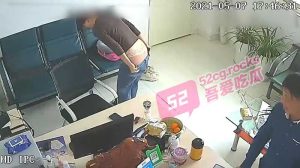 【办公室偷情】某国企办公室监控偷拍女财务和经理偷情，一发太快紧接再来一发！