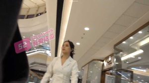 【稀有极品】合肥商场跟拍骚妇，竟然是真空上阵，从裙底看去韵味十足。