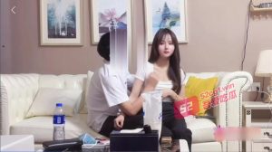 探花小飞哥酒店约炮3000块的网红脸童颜女神 玲珑巨乳身材绝美，被爆操的呻吟不断。