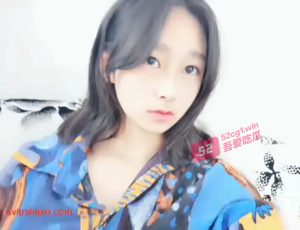 【童颜巨乳小学妹】 广州第十二中学人称小关晓彤，童颜巨乳 一对一跟榜一大哥直播  揉奶扣逼舔脚福利视频