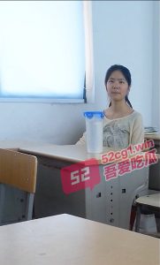 [我还没湿呢] 高中生情侣趁着放学没人，在教室打炮留下美好的校园回忆，‘真羡慕有个这么配合的女朋友’