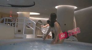 [富婆们的风韵犹存] 高档洗浴中心内部员工偷拍,几个富婆洗澡泡汤 香艳至极 !