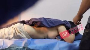 骚宝SPA养生馆，大肥臀骚货推油按摩，女客户想要伸手撸屌，侧躺怼着骚逼深插