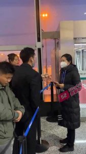 网红因航班延误质问机场员工，秀出百万粉丝量，不给登记就上热搜，网友：还真上热搜了