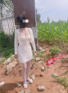 【乱伦精品连续剧 妹妹的第一次再次来袭】中午带妹妹去玉米地野战 顶着太阳和妹妹老汉推车