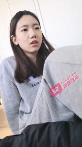 韩国情侣自拍流出！妹子清纯漂亮，韩国版杨颖，给男友打飞机和口交 很腼腆害羞