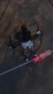 是兄弟就一起组团打野战！山西某校园内 2对情侣打野战被偷拍疯传！