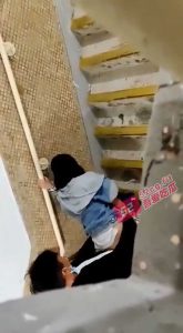 某高中 小情侣在学校楼道做爱 女生发现被人偷拍后还继续 大学生现在都这么喜欢刺激吗？