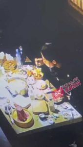 网曝 山东潍坊 一女子在饭店吃饭时，手伸进内裤#拔逼毛 放锅里要求3倍赔偿 无码版