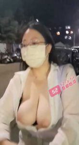 巨乳少妇户外街头露出 反差母狗完成主人命令晚上奖励大鸡巴一根