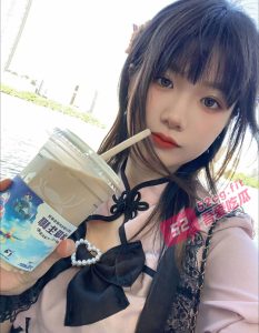 西安高校女神 被八块腹肌体育生操的奶子乱飞甩 对着镜头比耶 很不解现在大学生奶子都这么大吗？