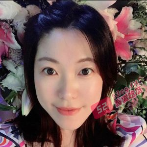 郑州花店老板在陌陌聊骚约炮 偷情 主动戴环随便内射 邀请网友在家操逼 还差点被女儿发现 太骚了