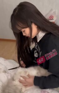 我家猫会后空翻！超极品嫩妹来看猫 半推半就被搞上床 操的时候还给闺蜜打了个电话！