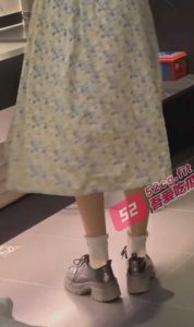 不去搭讪怎么能知道对方是不是婊子？现场教学　搭讪连衣裙少女　带回酒店爆操　兄弟们学起来啊！