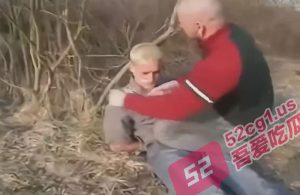 轮奸俄罗斯丰满人妻！打晕她老公 在野外轮奸他的大奶老婆！