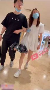 大神街头偷拍情侣逛街 女孩子真空出门  被拍的清清楚楚 真是表面看起清纯 背地不得多狂野