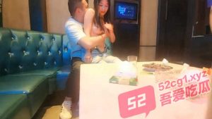 打飞机必备   成都大三长发大学生学妹约大哥KTV包房内 全裸骑乘 内射小穴！