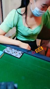 老婆半夜出去打麻将 结果被肉偿 按在麻将桌被麻友大屌爆操 真是持家良妇啊！