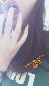 姐弟乱伦 姐下车就把裤子脱了 户外撅起肥臀 对着弟弟说受不了了！快点来操她的淫穴