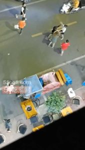 【火锅泼脸】后妈与继女打架，遭火锅泼脸！