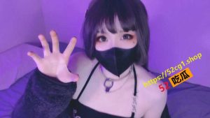 国产A片 高颜值小学妹半夜穿着黑色丝绸睡裙吊带丝袜 跪地口爆 抱到床上直接疯狂爆操