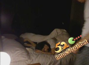 私家珍藏版台湾淫魔李宗瑞 床上躺着两个昏睡美女 扒下美女裤子提枪就操 居然就操一个就不行了 真是暴遣天物