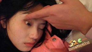 真实迷奸 95后高颜值小嫩妹被大神下药带到酒店扣嘴扒眼强制口交各种玩弄 无套内射 摧残这么小的女娃娃真禽兽！！