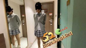 Soul交友软件约出一位穿着JK群 无毛粉嫩鲍鱼学生妹 这也太赞了吧 还特么玩sm窒息