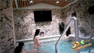 澡堂子内部员工偷拍❤️四个眼镜学生妹脱光衣服赤裸裸在温泉戏水打闹