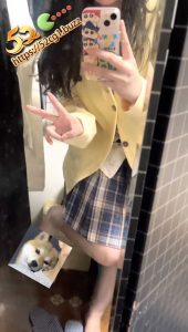 广东汕头大学生 孙欣 网名馒头 贩卖自己色情小视频用大奶子比心 掰淫穴展示这小嫩穴也太粉了吧