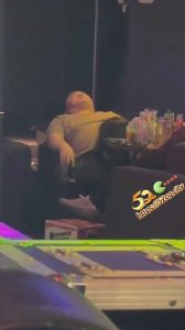 全网疯传 2.13日 青岛奥斯卡酒吧  妹子当众给一个胖子口交  后被围观制止