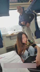 火车猎奇—卧铺上趁美女睡着 把女孩的匡威鞋偷过来被窝里就是一顿操 精液射满鞋 真够变态的！