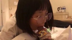 周末约大学清纯眼镜妹女友 出来逛画展 逛完带到酒店啪啪 小妹妹不熟练口交和乘骑的感觉 有一种操处女的味道！