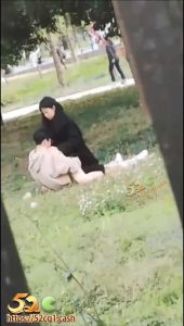 炸裂！又一起师生不伦恋 某职高女老师和学生在学校公园直接开操 周围人走来走去毫不在意