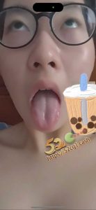 上海交通大学大二清纯眼镜妹骚逼 给网友录制自慰身着黑丝制服自慰视频！妥妥的反差婊！