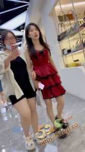 极品学生妹无内 贴逼 偷拍  太刺激了 有一种自己偷窥的快感 可千万别被发现了呀！