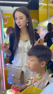 高颜值精品少妇娃娃机前被抄底偷拍 短裙透明蕾丝小内内 裙下风光无限