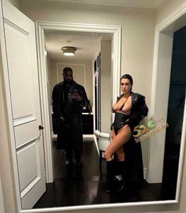 【欧美娱乐】比之前更夸张！Kanye 老婆 Bianca 下半身只穿透视黑丝袜，露出私处逛巴黎！