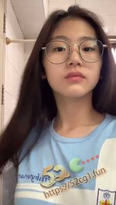 52吃瓜独家 长荣高级中学眼镜妹 张嘉雯 发给男友私密视频外泄  大奶小美穴嫩的出水