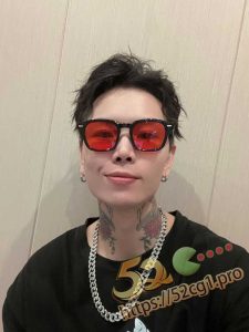 52吃瓜独家 极品腹肌大屌男神 做鸭子伺候老女人 赚钱后包养调教黑丝翘臀小母狗