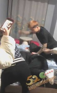 52吃瓜独家 两男两女被一群精神小伙小妹 狂欧五分钟 打的满脸血 被打的满脸是血！