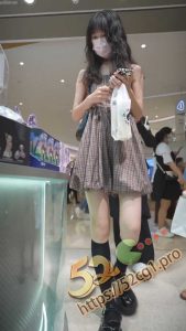 52吃瓜独家 商场抄底偷拍极品吊带短裙美少女 性感窄边内裤勒逼痕迹明显 丁字裤露阴唇