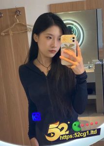 52吃瓜独家 上海某公司行政文员 苏艳晨 露出癖爱好者 钟情角色扮演 被男友操的时候不停喊儿子  严重乱伦怪癖