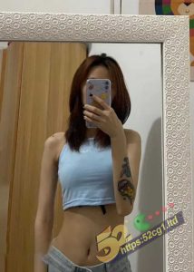 52吃瓜独家 大连海事学院 纹身小妹 张帆 与炮友约啪流出 灵活的小舌头来回拨弄大肉棒的敏感点 真有感觉！