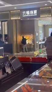 杭州万象城 一男子光天化日之下打劫金店 被抓时他还大喊“我有外交豁免权”“我又不是中国人”