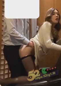 52吃瓜独家 极品黑丝美女高档餐厅露出 桌下足交 肉棒涂番茄酱口交 品尝精液寿司