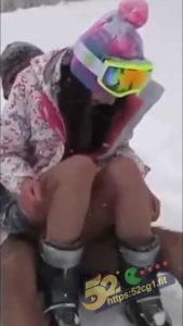 52吃瓜独家 冬季恋歌露天啪啪狠人 冰天雪地里激情野战 大屌和淫水都结冰了 照操不误！