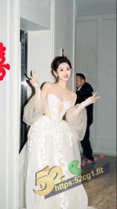 52吃瓜独家 娇嫩新婚人妻出轨炮友 镜子里一脸淫荡表情 被抱起来猛操 小逼真紧致！